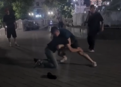 Два драчуна устроили ночной поединок под яйцами в центре Ростова
