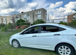 Мужчина угнал заведенный автомобиль своей сожительницы прямо у дома в Ростовской области