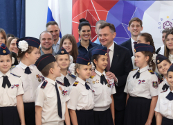 Губернатор Юрий Слюсарь вручил паспорта донской молодежи в День Конституции