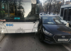 Пассажиры получили травмы при столкновении автобуса и иномарки в Ростове