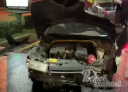 В Ростове пострадавшие в аварии иномарки превратились в груду железа