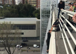 В Ростове полицейские спасли мужчину, который хотел прыгнуть с Ворошиловского моста