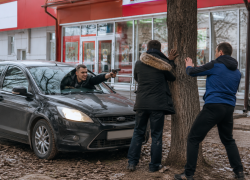 Жителя Новошахтинска отправили в колонию за попытку задавить людей возле магазина и угрозу оружием