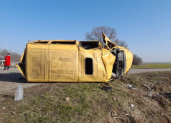 Четыре человека пострадали в перевернувшейся в Ростовской области Газели