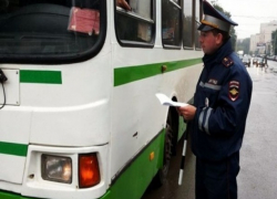 Измученные пассажиры маршрутки в Ростовской области "вышли" через окно, устав ждать водителя 