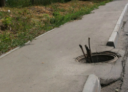 Женщина провалилась под землю во время прогулки с ребенком в Ростовской области
