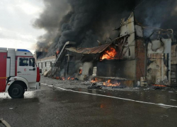В Ростове-на-Дону произошел пожар в двухэтажном складе на Вавилова