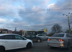Маршрутка полная пассажиров врезалась в иномарку на мосту Стачки в Ростове 
