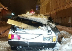 ВАЗ раздавило снежной "лавиной" с крыши в Ростовской области