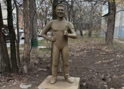 Необычный памятник открыли актеру Павлу Деревянко в Ростовской области 