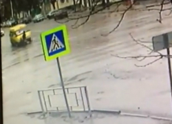 Видео гибели пенсионера под колесами "бешеной" маршрутки шокировало жителей Ростовской области 