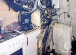 Холодильник вспыхнул и уничтожил кухню в многоэтажке Ростова 