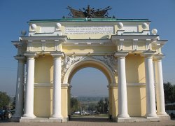 Триумфальные арки с колоннами несколько столетий встречают гостей Новочеркасска