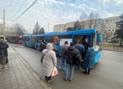 Жители Суворовского в Ростове пожаловались на задержку транспорта из-за автобусов-гармошек 