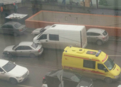 Машину реанимации с тяжело больным пациентом протаранила иномарка в Ростове