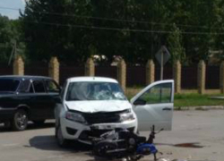 Двое подростков на скутере разбились об иномарку автоледи в Ростовской области