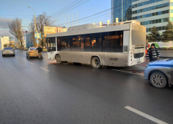 Автобус с пассажирами столкнулся с легковушкой в Ростове-на-Дону