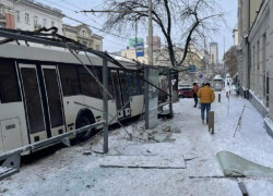 Автобусы столкнулись на Буденновском: один из них врезался в остановку и чуть не сбил людей