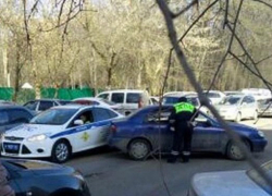 Задом "поцеловал" машину ГАИ сбежавший с парковки седан в Ростове