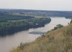 Вертолет МЧС России тушит пожар в Белокалитвенском районе