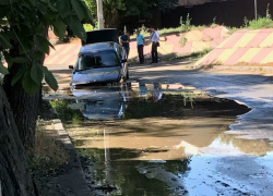 Бездонная яма-монстр поглотила автомобиль невозмутимого водителя в центре Ростова