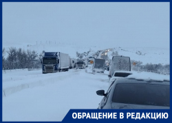 «Ответственные должны понести наказание»: ростовские водители продолжают стоять в пробке на трассе