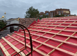 Пострадавшую от БПЛА крышу дома на Московской отремонтируют до 30 октября