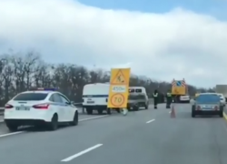 Водитель легковушки влетел в грузовик и покалечил троих дорожных рабочих в Ростовской области