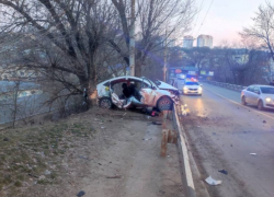 В Ростове таксист врезался в дерево при попытке скрыться от полиции