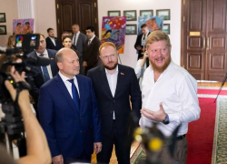 «Новые люди» представили в Администрации Ростова выставку «Арт-Фронт»