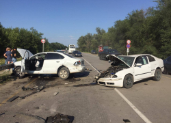 В Ростовской области 20-летний водитель устроил тройное ДТП