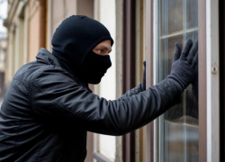 Украл из квартиры деньги и алкоголь: в Ростовской области задержали вора-рецидивиста