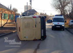 В Ростове в ДТП перевернулась инкассаторская машина