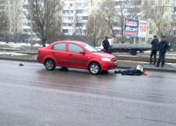 Переходившую дорогу «по всем правилам» женщину снесла иномарка в центре Ростова