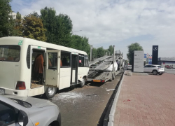 В Ростове маршрутка стокнулась с автовозом