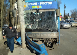 Пассажирский автобус врезался в столб после тройного ДТП с легковушкой и маршруткой в Ростове