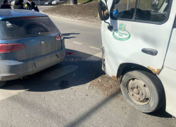 В Ростове после ДТП с участием маршрутки и легковушки в больницу с травмами попал пассажир