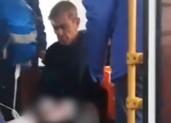 В Азове пассажир напал на водителя автобуса с ножом и сбежал