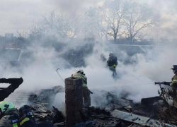 В Ростове загорелись два частных дома, найден один погибший