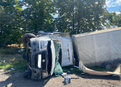 Автомобиль с полуприцепом перевернулся на трассе после столкновения в Ростовской области
