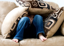 Пьяный мужчина хотел сделать своей сожительницей пятилетнюю девочку в Ростовской области