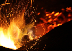 Природный пожар начался в районе Соленого озера