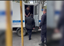 В Каменске задержали «романтика», похитившего с помощью перцового баллончика 17 плиток шоколада 