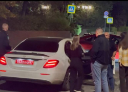 Молодежь на авто с дипломатическими номерами слушала запретный рэп и выпивала в Ростове