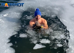 «Без алкоголя и резких нырков»: эксперты рассказали, как безопасно окунаться в ледяную воду на Крещение