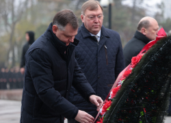 Губернатор Юрий Слюсарь возложил цветы к мемориалу павшим воинам в Ростове