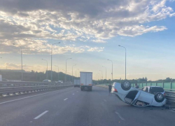 Автомобиль перевернулся на крышу во время ДТП на трассе в Ростовской области