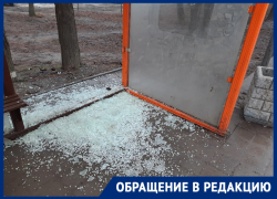 В Ростове вандалы вдребезги разбили остановку
