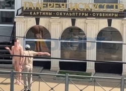 Голый гангстер гулял по центру Ростова и показывал все самое ценное с размахом