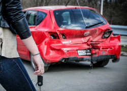 В Новочеркасске молодой мотоциклист погиб после столкновения с двумя автомобилями